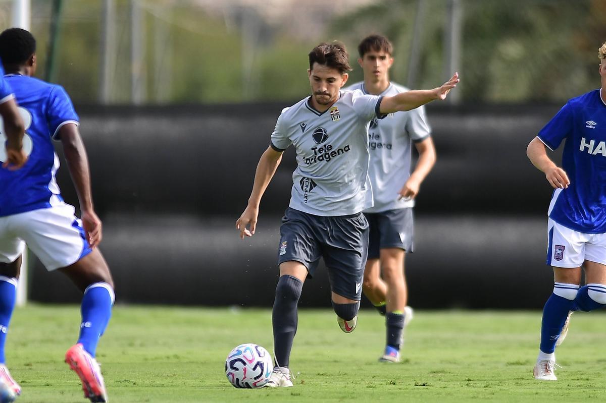 Toni Villa golpea el balón en una acción del encuentro frente al Ipswich Town