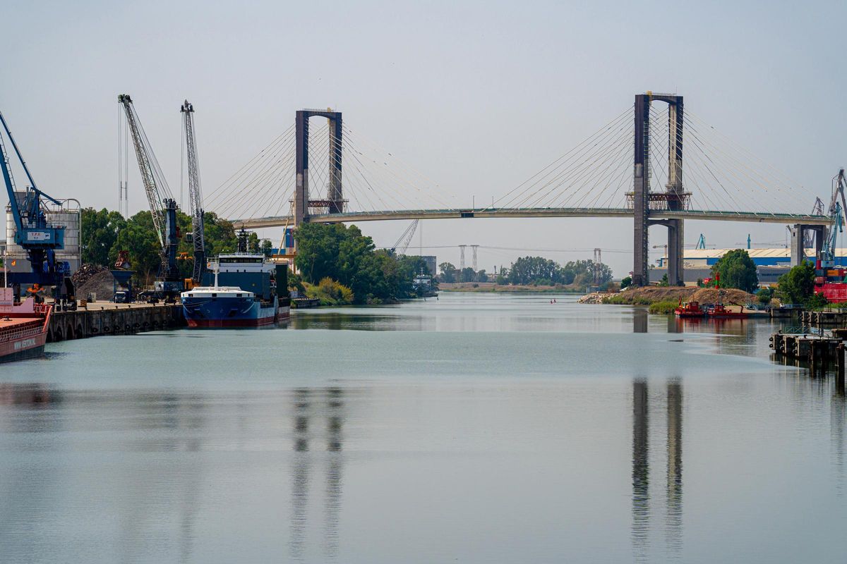 Vista del Puente del Centenario, en Sevilla, cuya reforma está siendo investigada por la Guardia Civil dentro del 'caso Cerdán'.