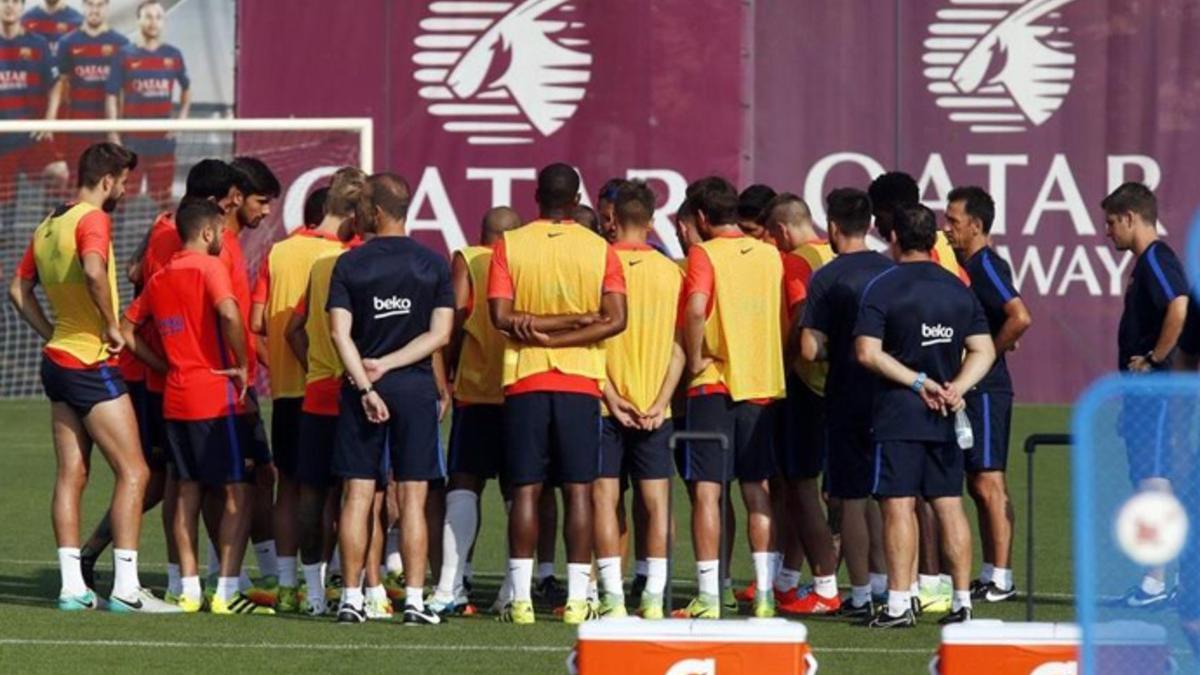 La plantilla del Barça en una sesión de entrenamiento en la Ciutat Esportiva Joan Gamper