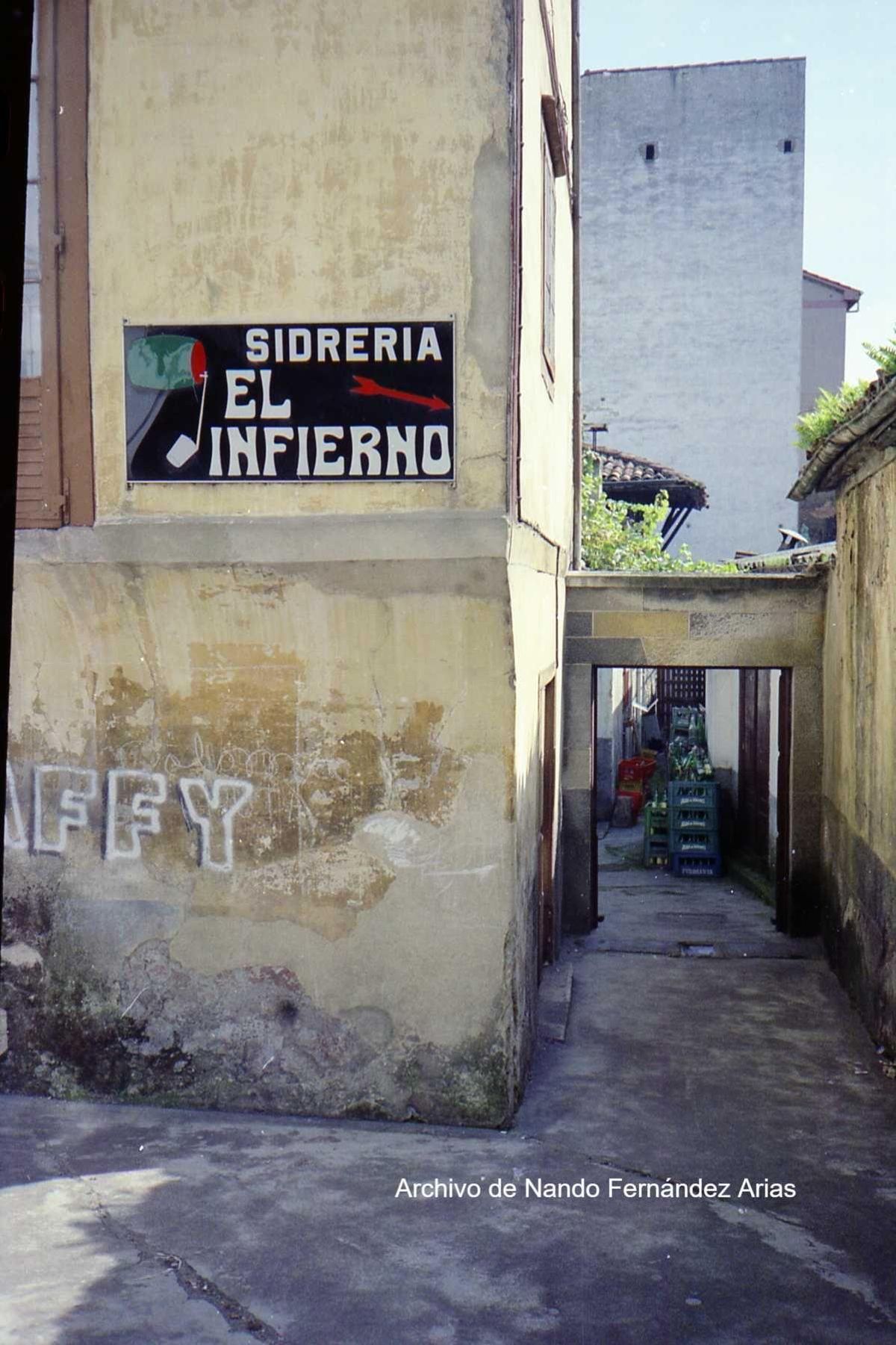 Cartel de la emblemática sidrería, a la entrada del establecimiento, cuando aún estaba abierto.