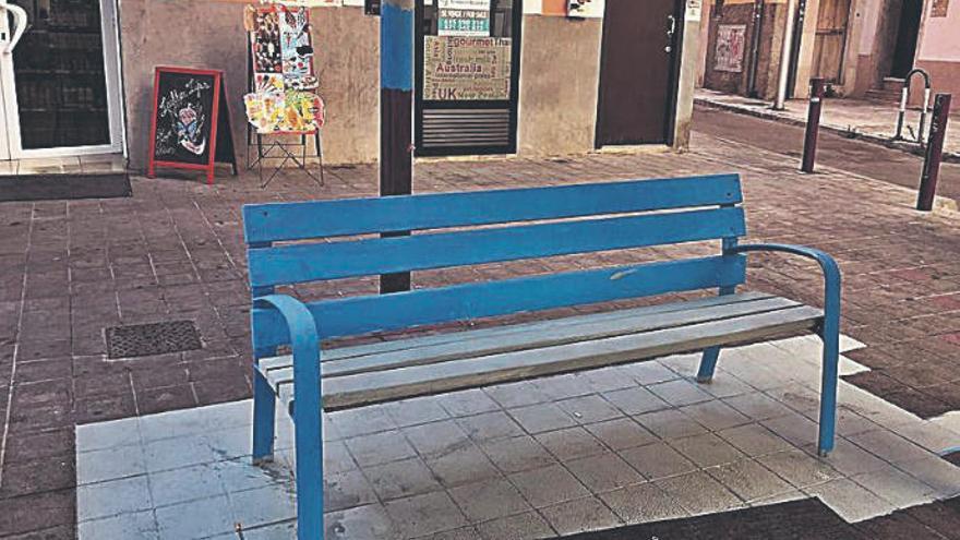 El banco y una farola aparecieron de color azul hace unos dÃ­as.