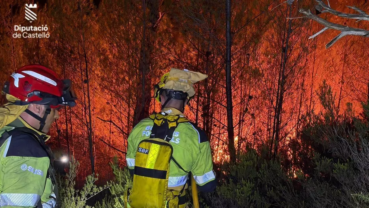Medios aéreos se incorporan al dispositivo para luchar contra el fuego en el incendio de Segorbe