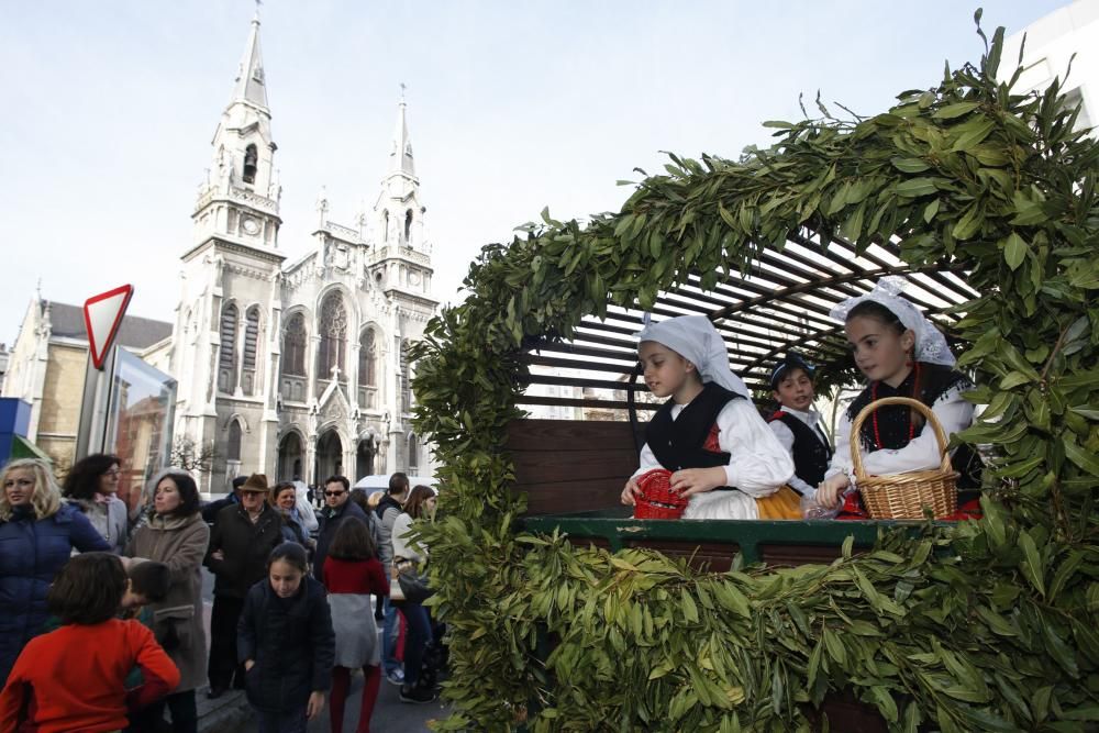 Desfile de carrozas el Lunes de Pascua en Avilés