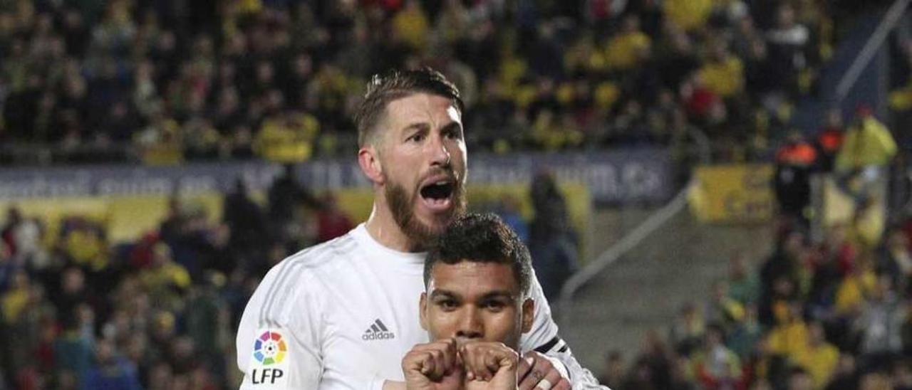 Sergio Ramos, que después sería expulsado, felicita a Casemiro por su decisivo gol. // Elvira Uquija