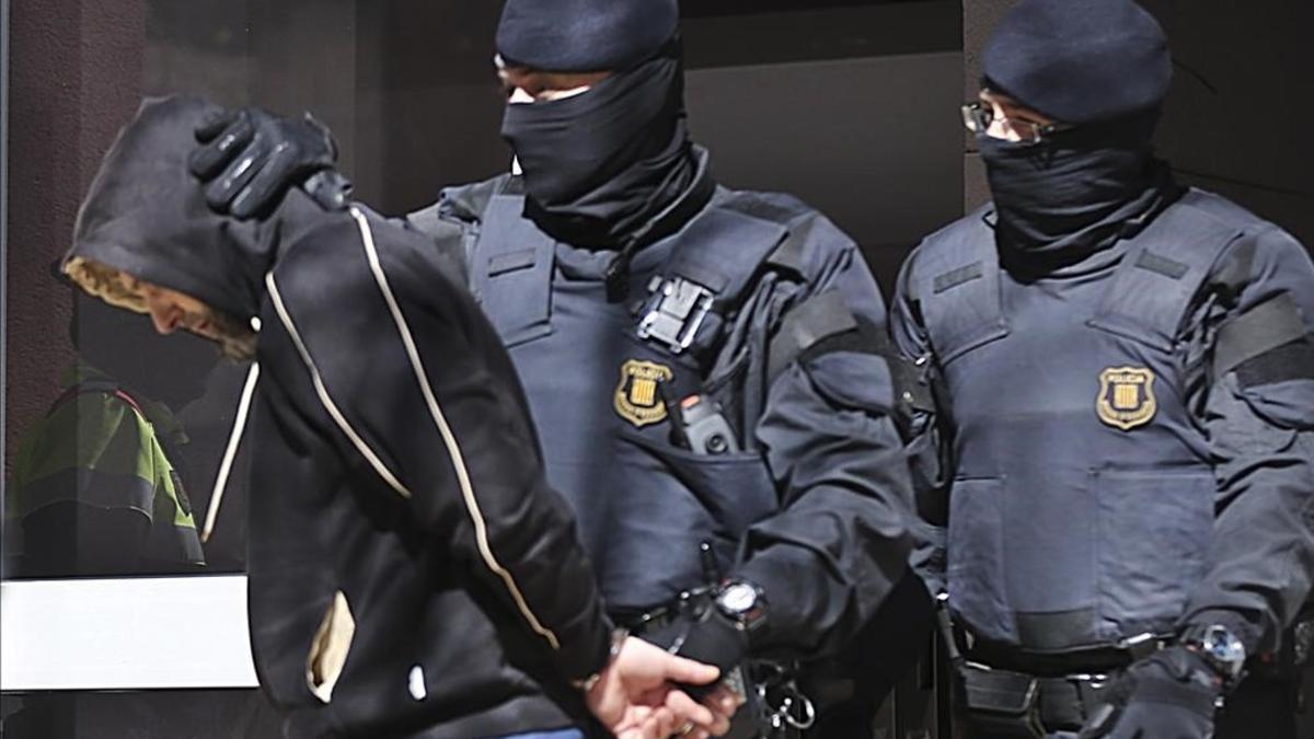 Los Mossos sacan de su casa a Antonio Sáez, el líder de la célula desarticulada, el 8 de abril del 2015