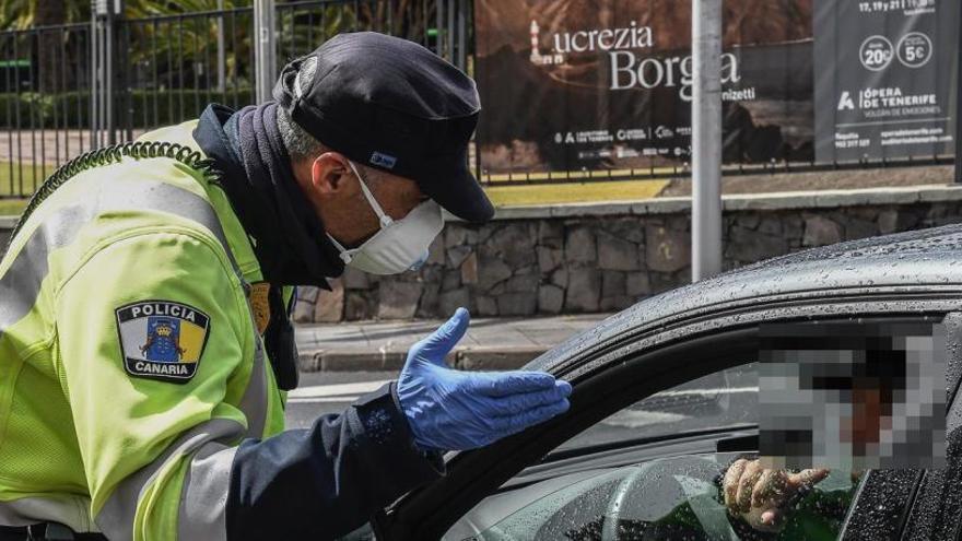 Un agente esta mañana en uno de los controles.