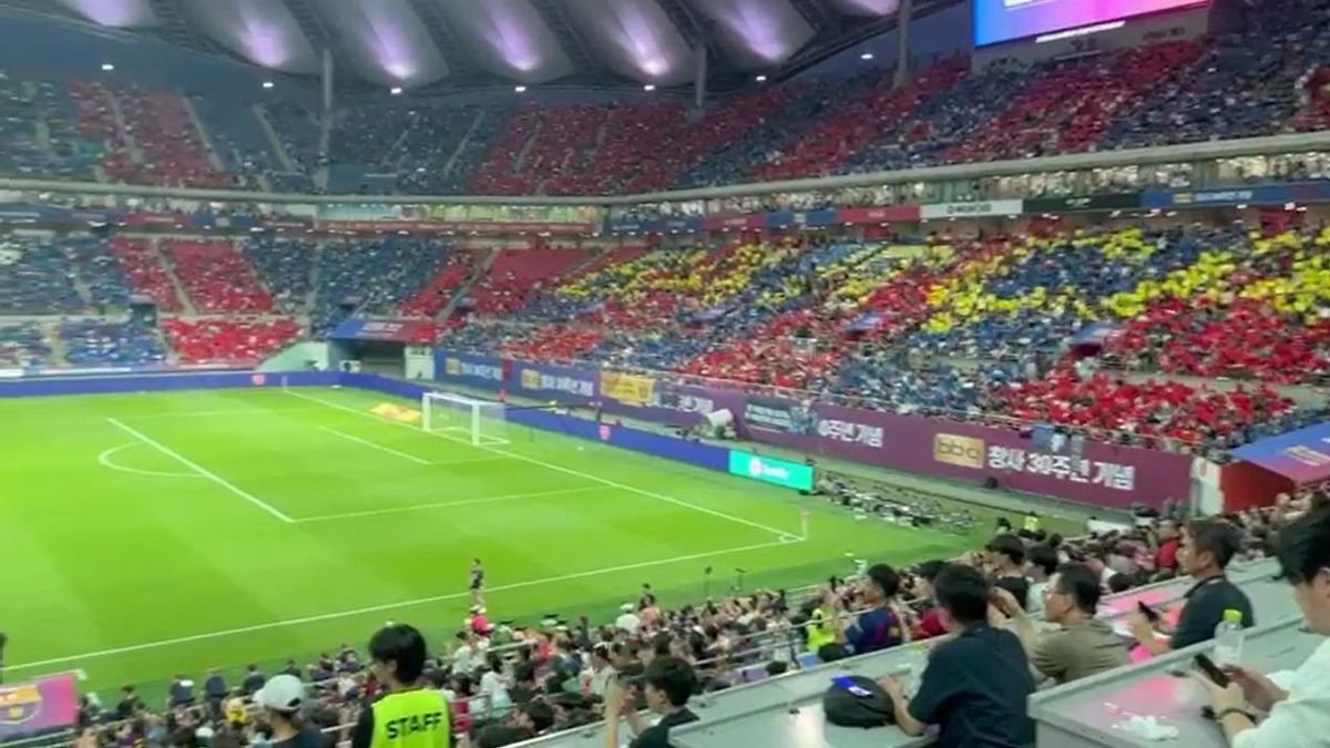 Mosaicos durante la presentación de los equipos, tanto del Seoul como del Barça