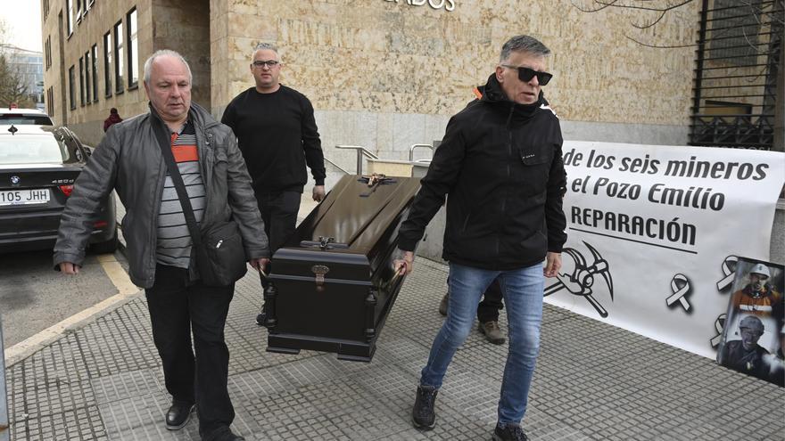 La Fiscalía retira la petición de cárcel para cinco vigilantes del pozo de León en el que murieron seis mineros, uno asturiano
