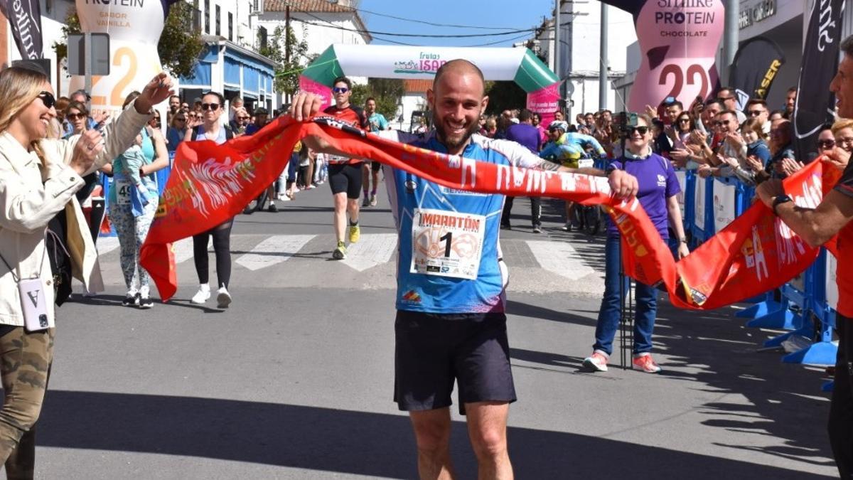 Ángel Merino atraviesa la meta como ganador de la Maratón Espiel-Belmez.