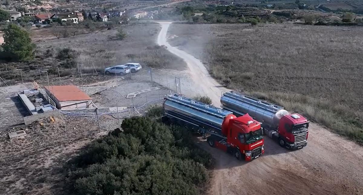 Camions cisterna descarregant aigua al dipòsit de l’Espluga de Francolí.