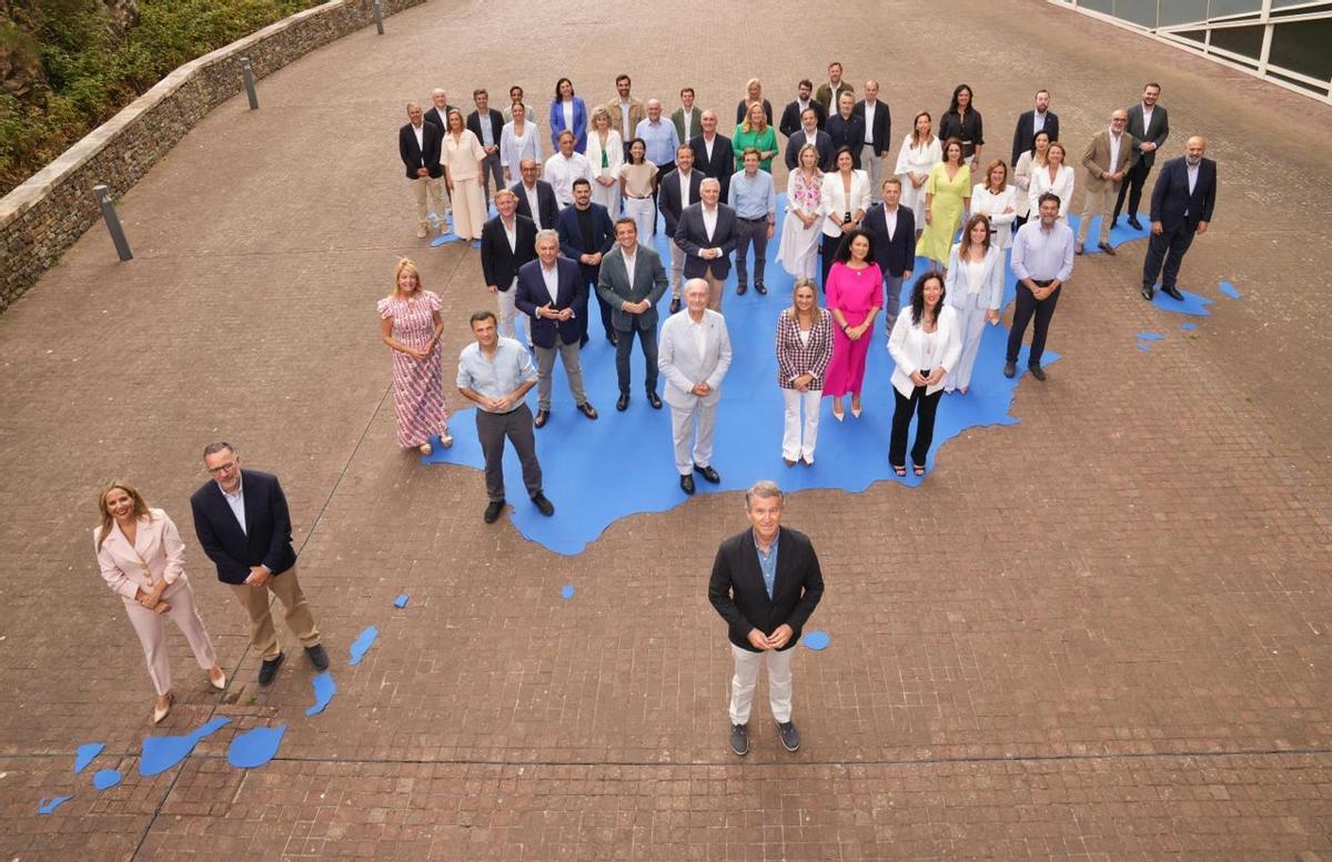 Alberto Núñez Feijóo, junto con el resto de candidatos a las alcaldías de las capitales de provincia.