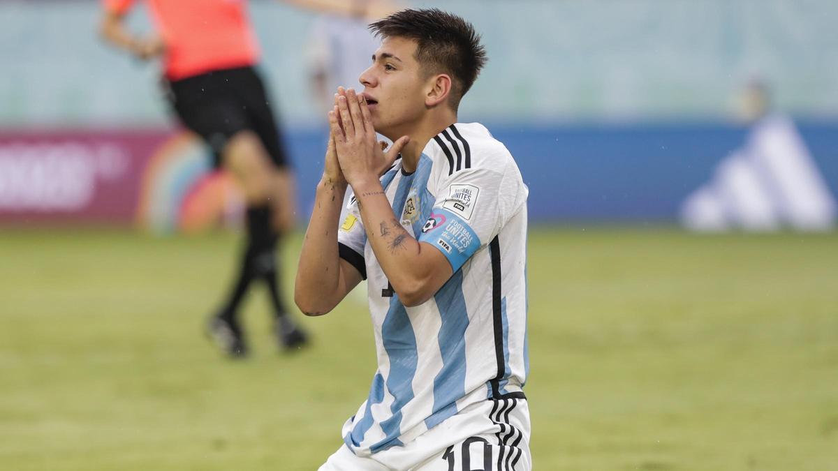 Claudio Echeverri se lamenta durante un partido con Argentina