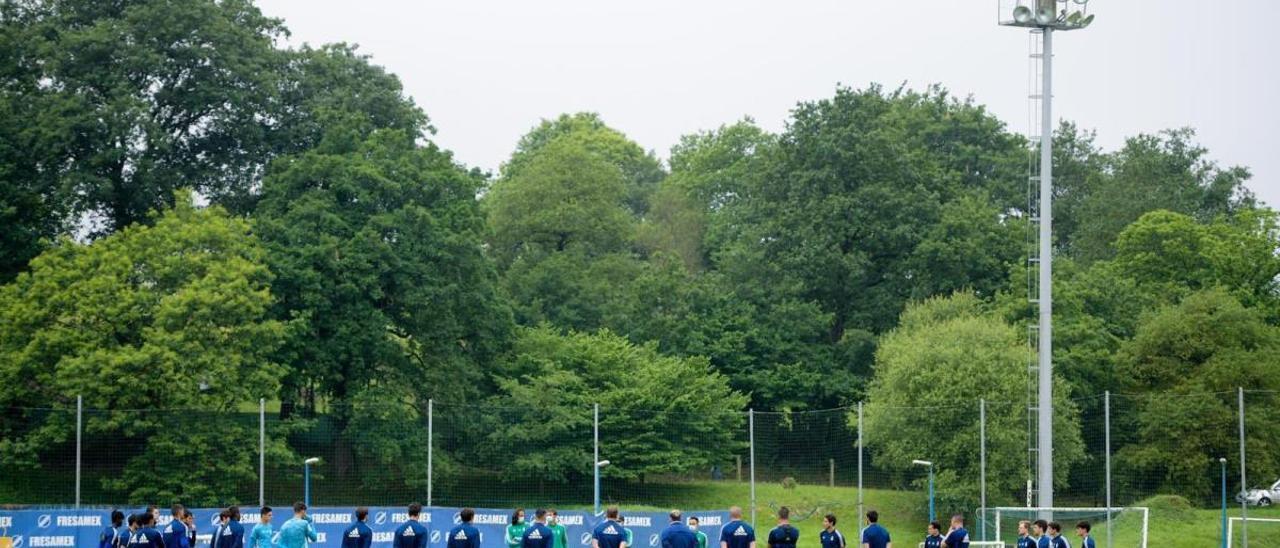 Indicaciones tácticas de Ziganda y un par de sustos: así fue el primer entrenamiento en grupo del Oviedo