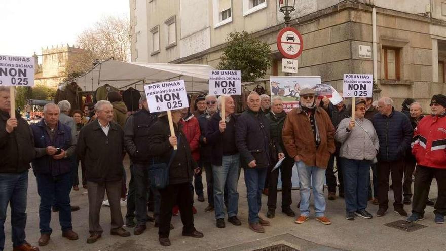 La concentración de pensionistas, jubilados y delegados del sindicato CIG ayer en Vilagarcía de Arousa. // Noé Parga