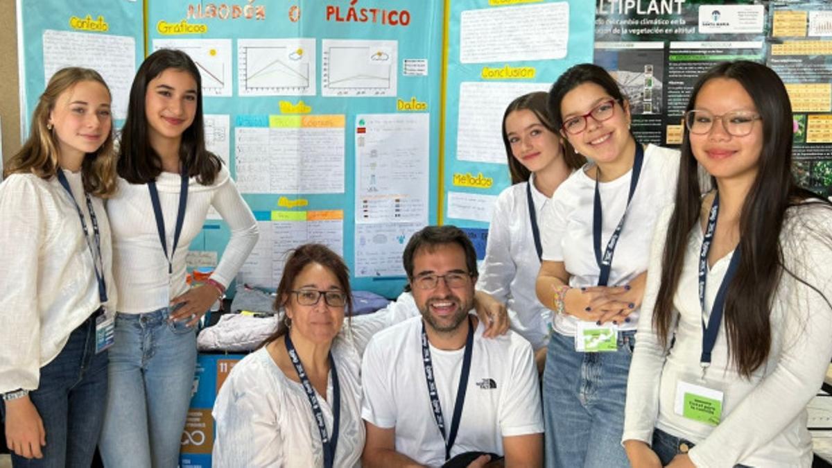 Las cinco alumnas del IES Sierra de Guara durante el concurso