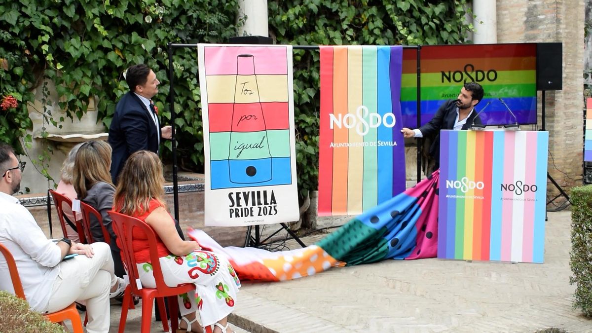 Dani Vivas, autor del cartel, (d) y José Luis García, delegado de Derechos Sociales, Empleo, Familia, Igualdad y Asociaciones (i) descubren el cartel de Sevilla Pride 2025
