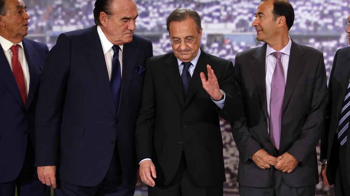 Fernández de Blas, a la derecha, junto al presidente del Madrid, Florentino Pérez, y Fernando Fernández Tapia, en una imagen de archivo.