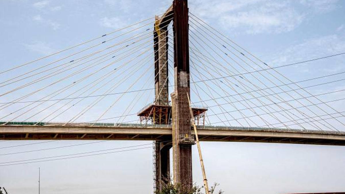 Vistas del puente del Centenario donde se está realizando obras de sustitución de tirantes y de ampliación de la plataforma