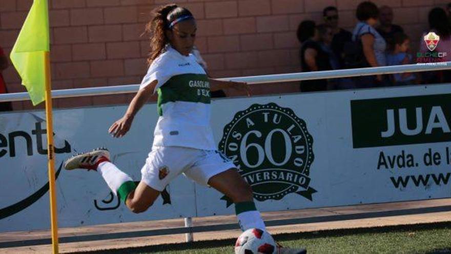 Cas lanzando un saque de esquina, durante un partido del Elche Femenino