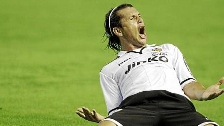 Valdez celebrando un gol con el Valencia CF.