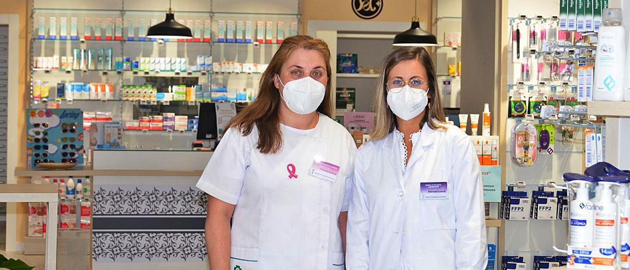 Marta Fernández Cordeiro (Izda.) con la farmacéutica adjunta en su “botica” Andrea Leites.   | // GONZALO NÚÑEZ