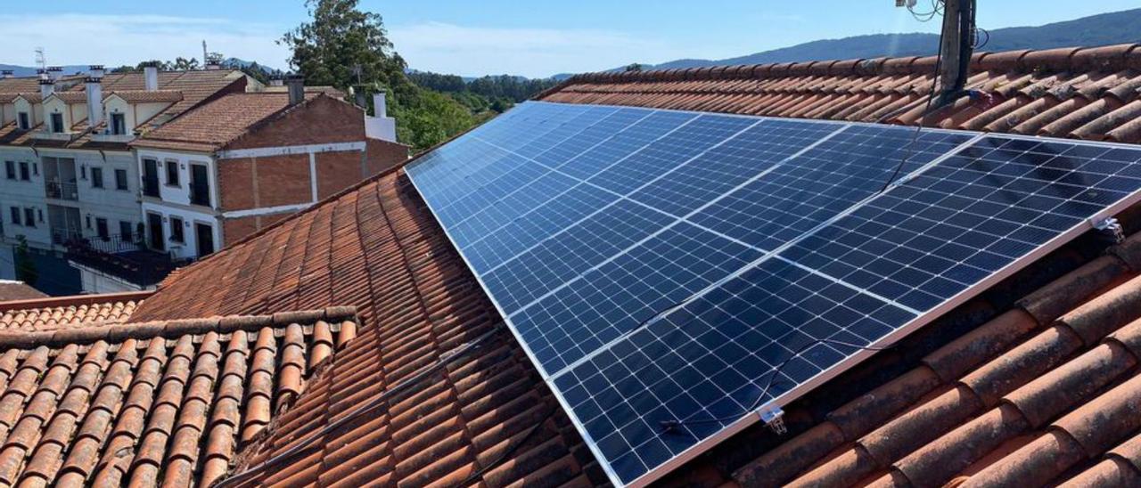 Uno de los paneles solares instalados en Tomiño. |