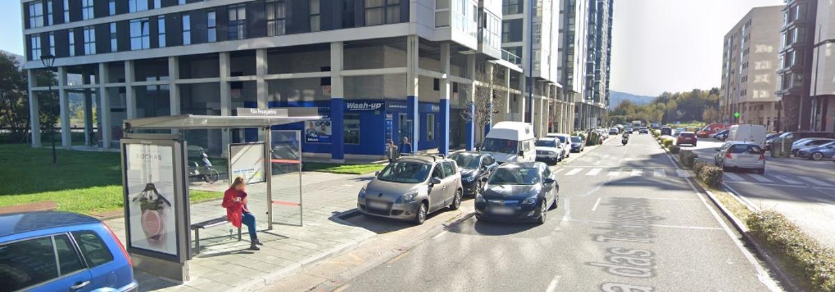 Vehículos estacionados sobre el espacio reservado al Vitrasa en la calle Teixugueiras.