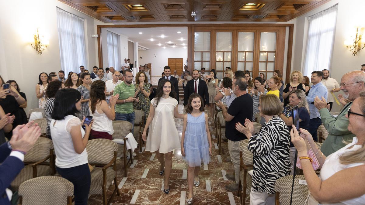 Marta y María, junto al alcalde, José Manuel Prieto, y el presidente de la FdF, Telmo Gadea, acceden al salón de plenos.