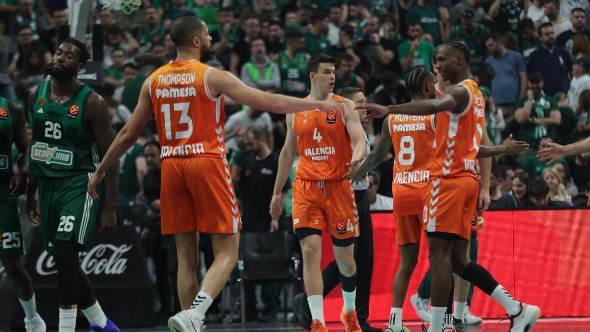 Tensión por las nubes en el Panathinaikos-VBC: Pedro Martínez y Ataman se encaran y acaban expulsados