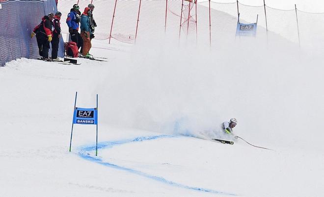 El esquiador italiano Luca De Aliprandini sufre una caída mientras participa en la prueba de supergigante de la combinada de esquí alpino, válida para la Copa del Mundo, disputada este viernes en Bansko (Bulgaria).