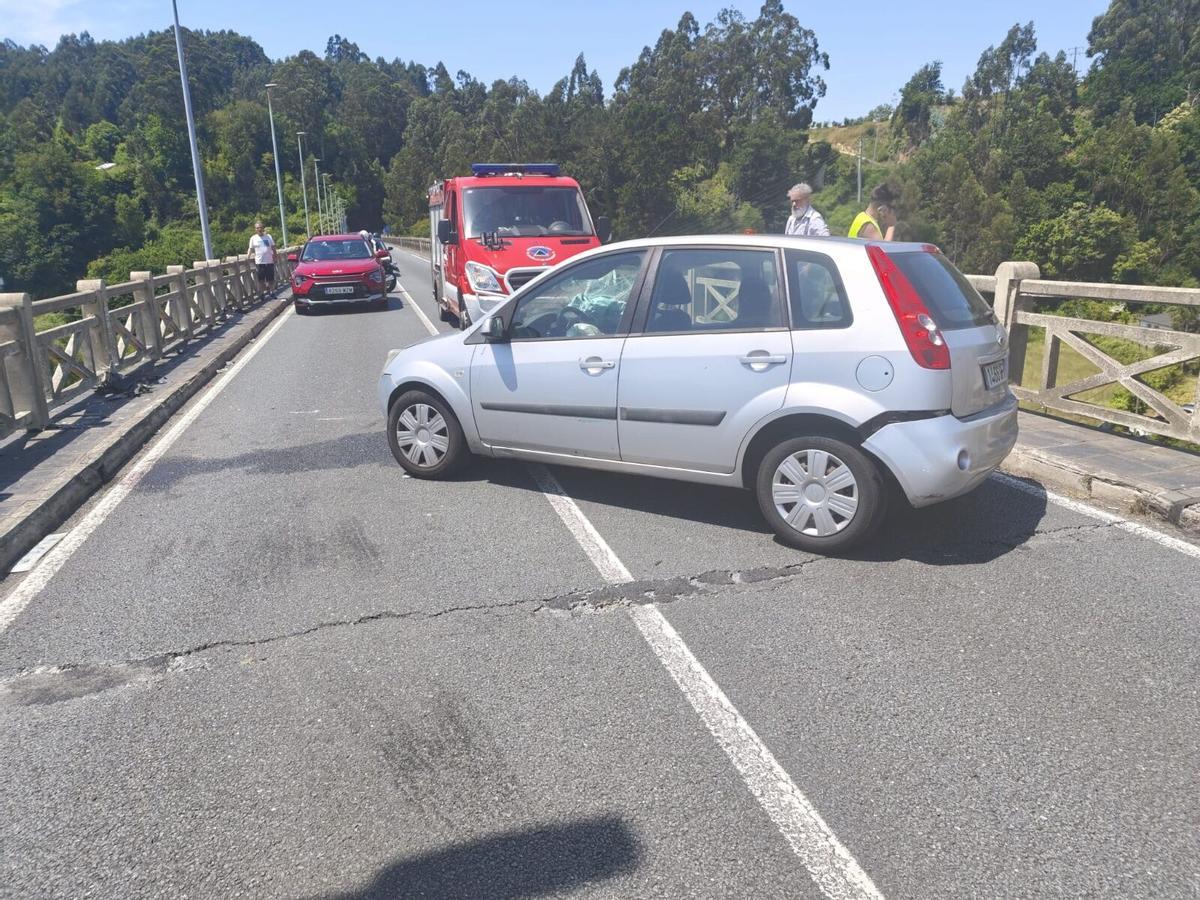 Vehículo accidentado en el puente de O Pedrido, en Bergondo.