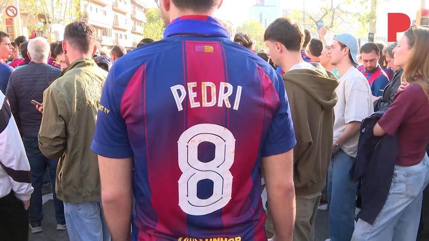 Aficionados hacen sus apuestas sobre le partido en los aledaños del Spotify Camp Nou en la previa del FC Barcelona-Atlético de Madrid