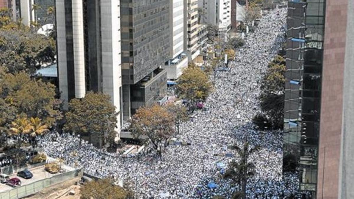 Vista aérea de la manifestación favorable a Leopoldo López, ayer.