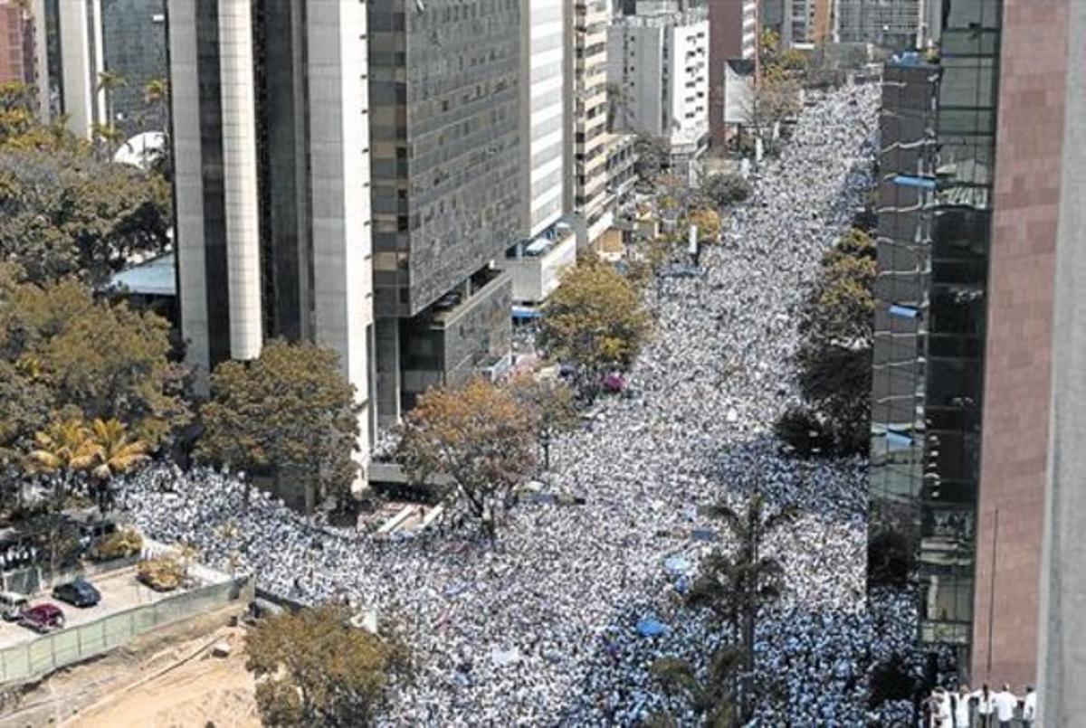 Vista aèria de la manifestació favorable a Leopoldo López, ahir. Vista aèria de la manifestació favorable a Leopoldo López, ahir.