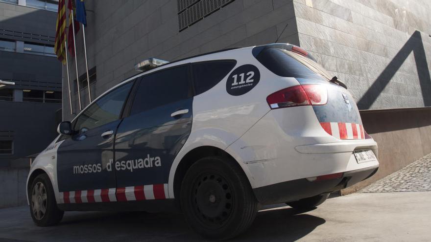 Un cotxe dels Mossos als Jutjats de Manresa |