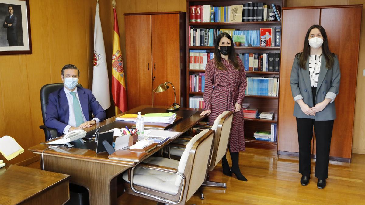 Raquel y Laura, con Germán Serrano, juez decano de Vigo.// Alba Villar