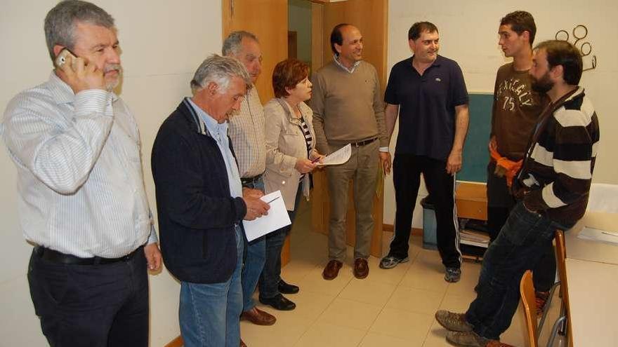 Los representantes del colectivo vecinal y de la oposición, ayer, antes de la reunión en Chapela.  // Faro
