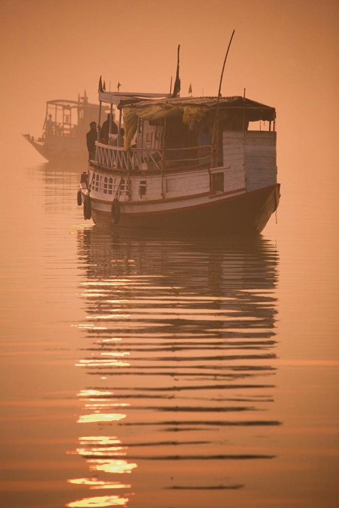 Embarcaciones en el delta del ganges al amanecer