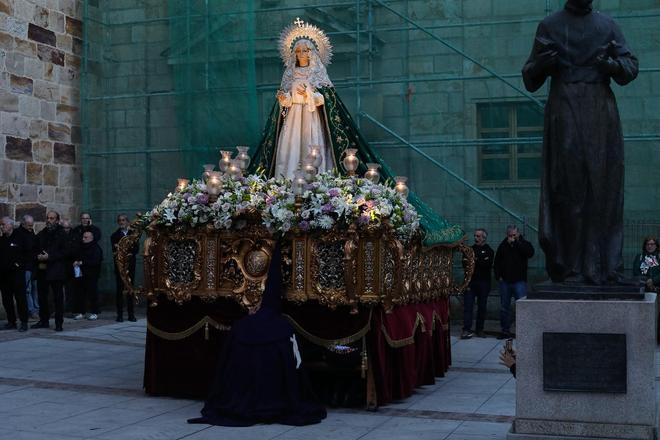 La procesión de Jesús del Via Crucis brilla modificando su recorrido habitual