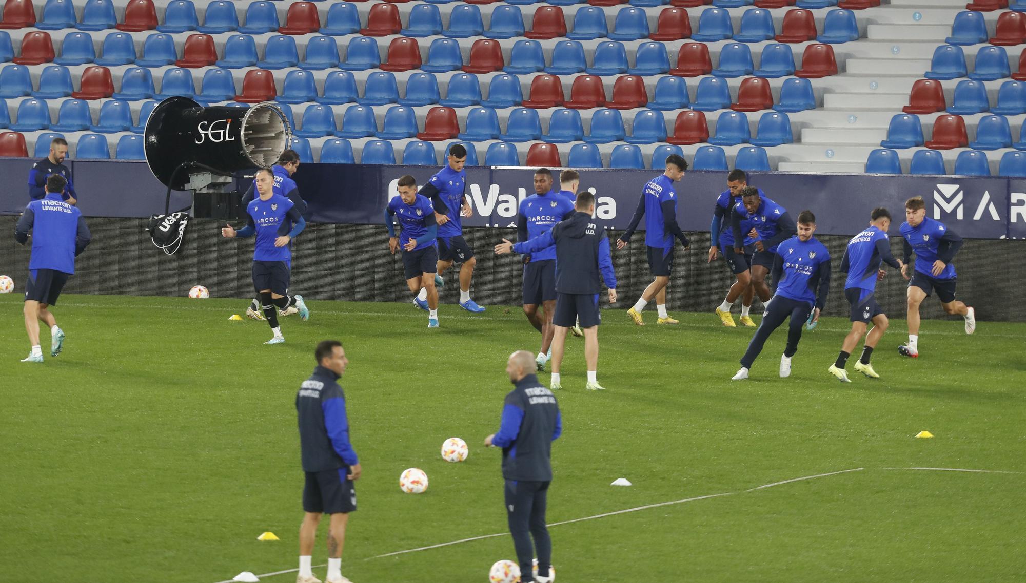 El Levante UD entrena en el Ciutat antes de viajar a Olot