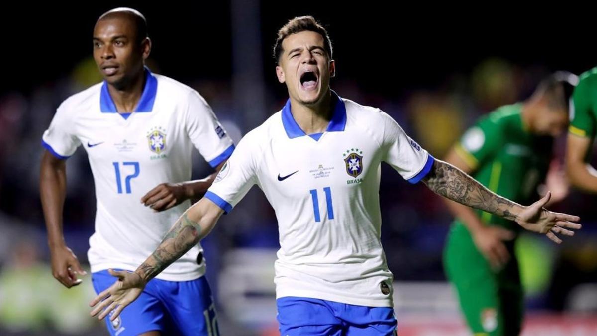 Coutinho celebra su primer gol ante Bolivia al transformar un penalti.