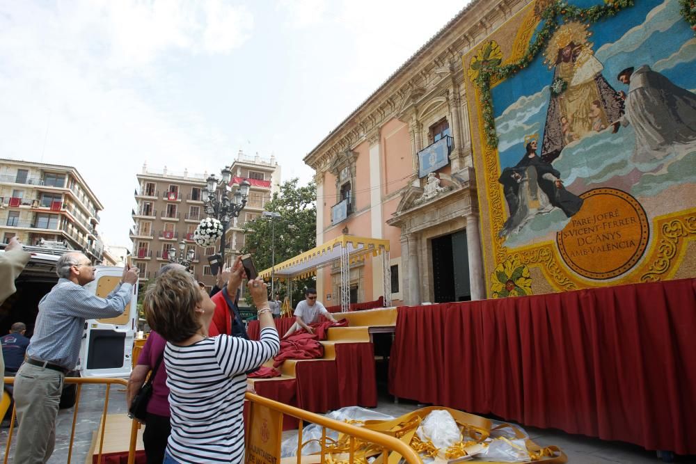 Numerosas personas acuden a la plaza de la Virgen de València para contemplar el tapiz floral