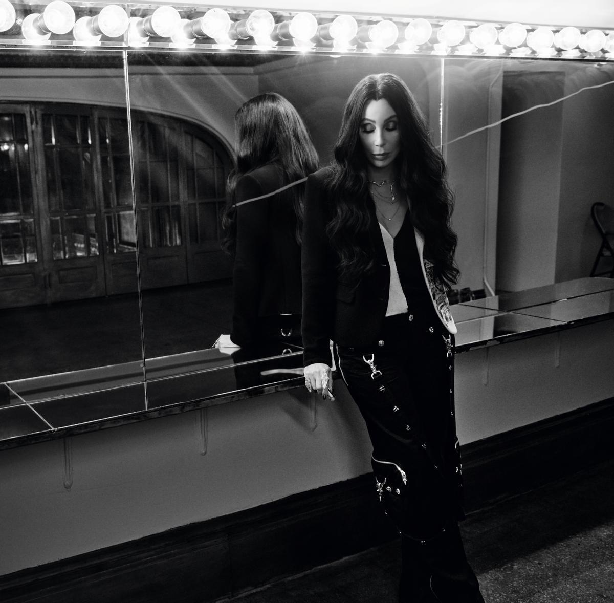 La cantante Cher posa para una foto tomada por el cantante Bryan Adams para el Calendario Pirelli 2022.