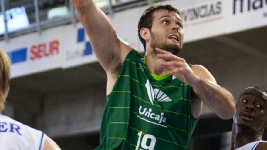 El Unicaja no necesitó ayer la mejor versión de Joel Freeland –en la imagen lanzando a canasta– para ganar al Lucentum en su pista alicantina.