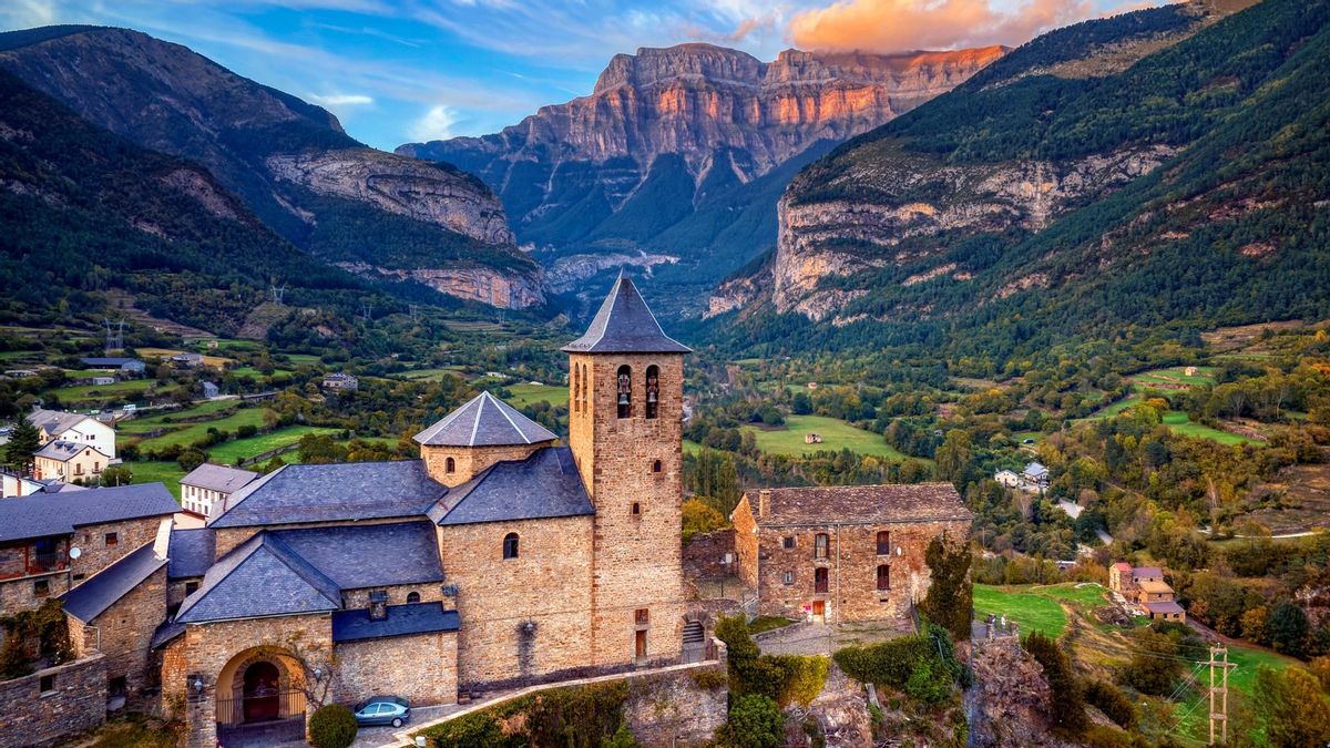 El pueblo medieval más bonito de Aragón tiene la iglesia románica con las mejores vistas de todos los Pirineos
