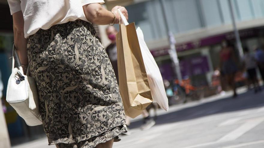 Una mujer, de compras por Zamora.