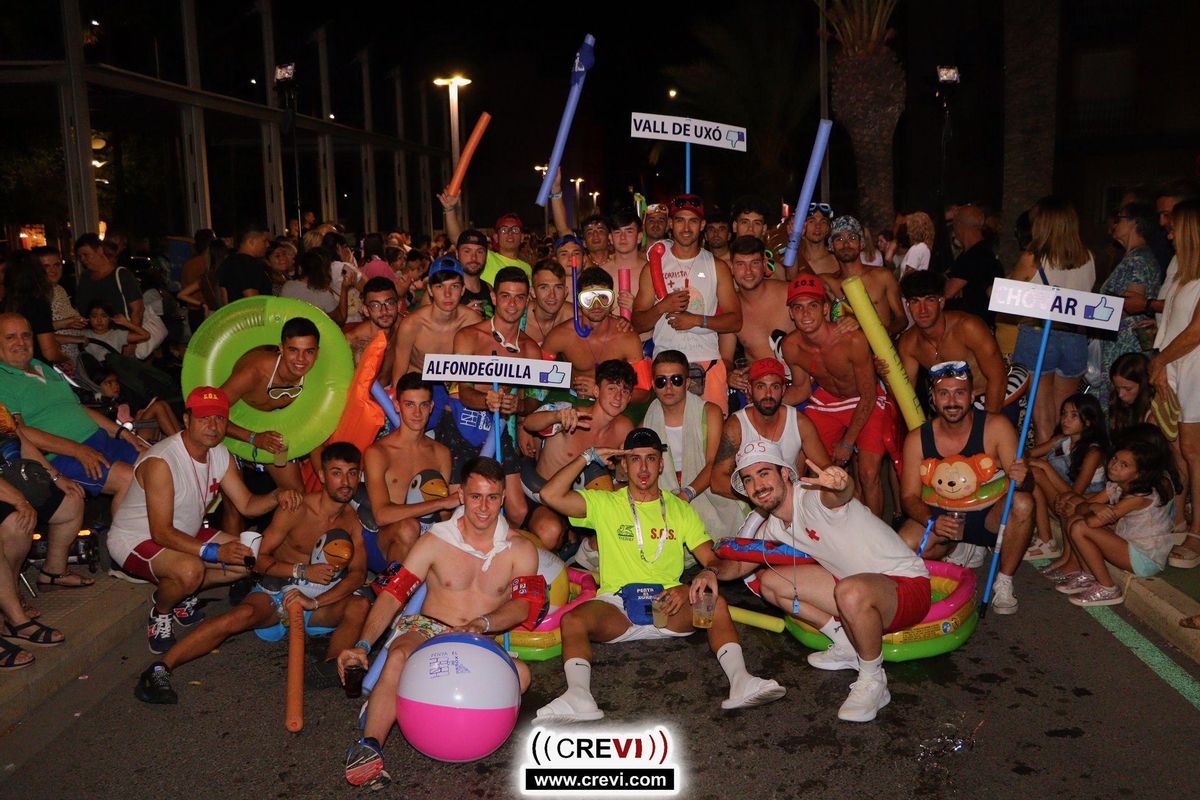 Las peñas exhibieron originalidad y creatividad en el desfile de disfraces.