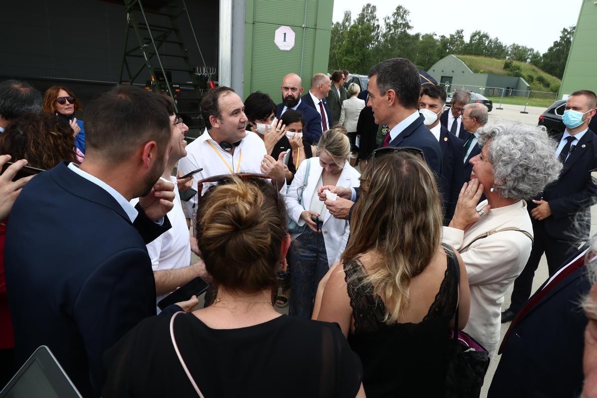 El presidente del Gobierno, Pedro Sánchez, charla con la prensa después de la alerta por la incursión de dos aviones rusos, este 8 de julio en la base militar de la OTAN en Šiauliai, Lituania.