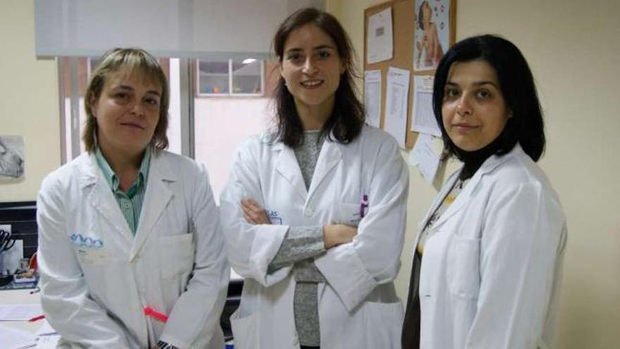 Izda. a dcha., tres de las cinco médicos, Esther Álvarez, Marta Vázquez y María Teresa Alves.  // FDV