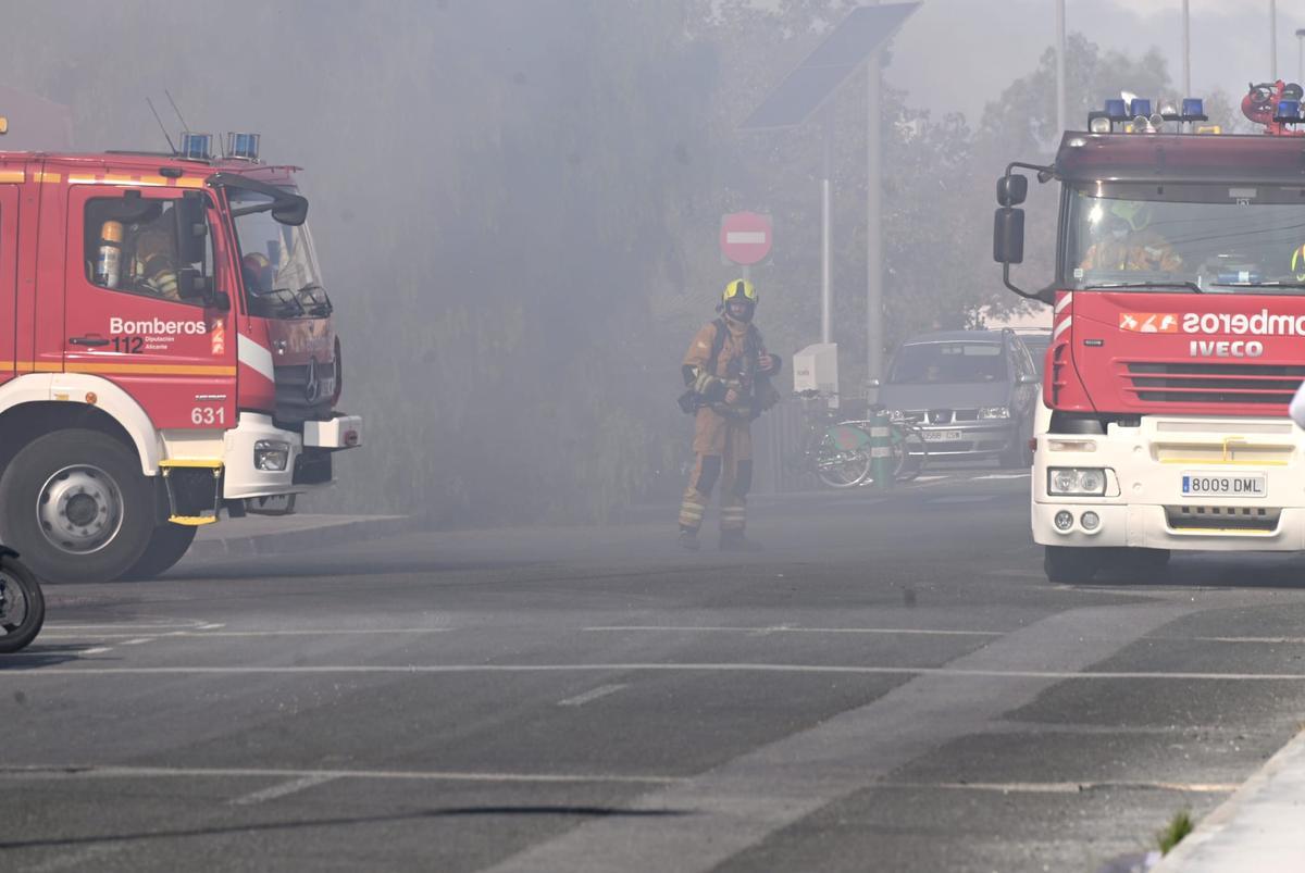 Alarma en Elche por el humo del incendio en una nave de reciclaje ubicada en Carrús